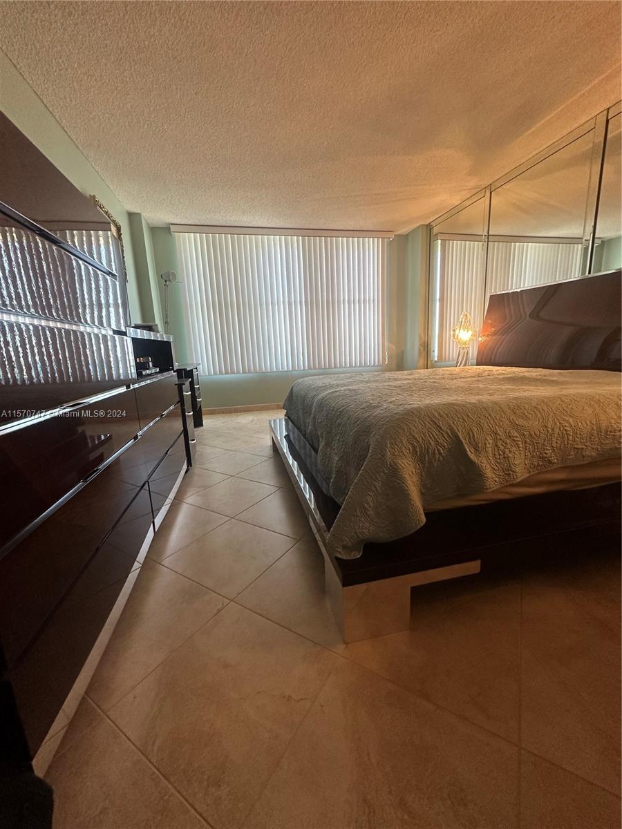 HALLMARK OF HOLLYWOOD CON - Residential