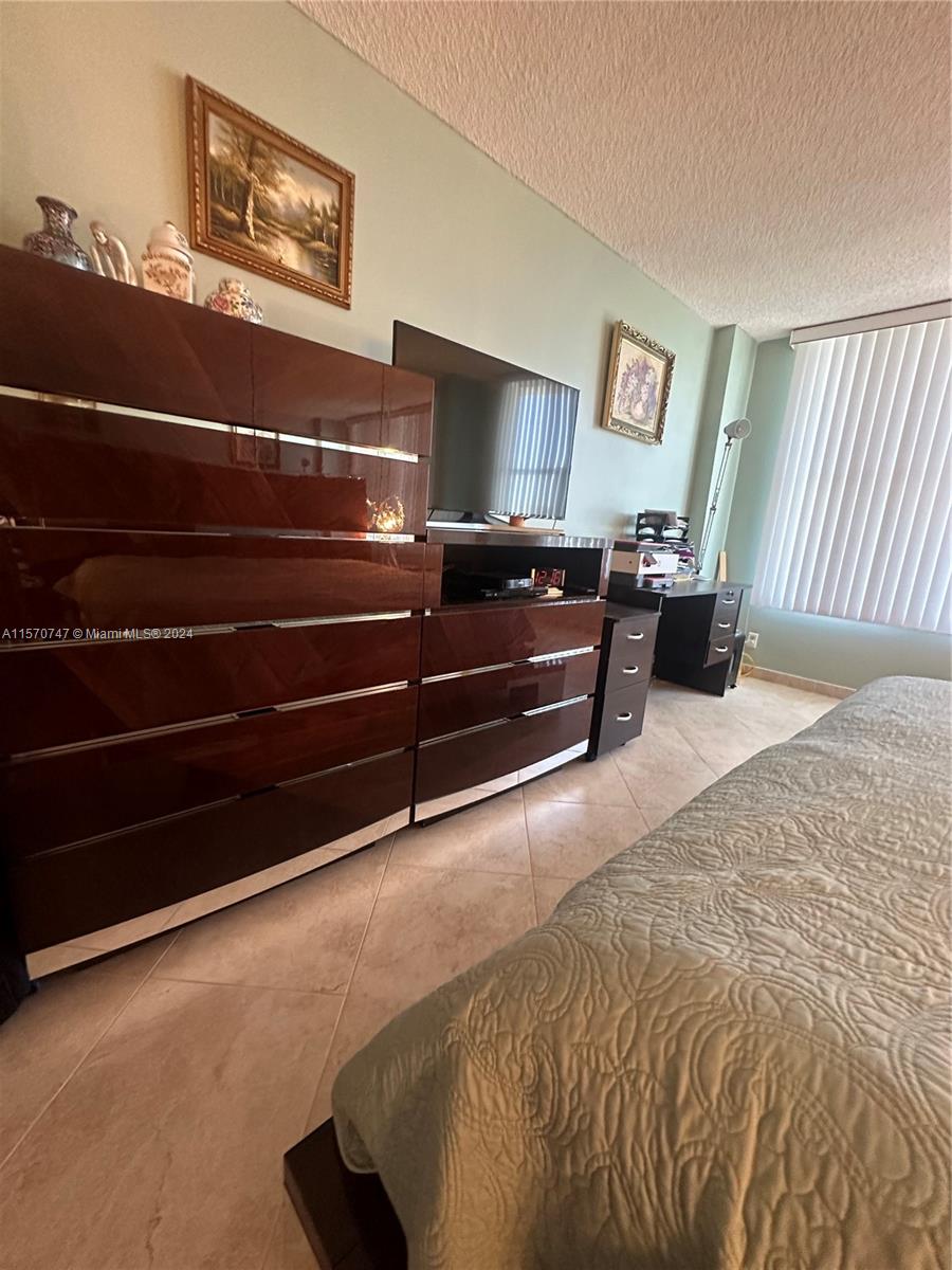HALLMARK OF HOLLYWOOD CON - Residential