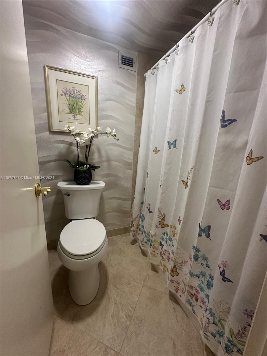 HALLMARK OF HOLLYWOOD CON - Residential