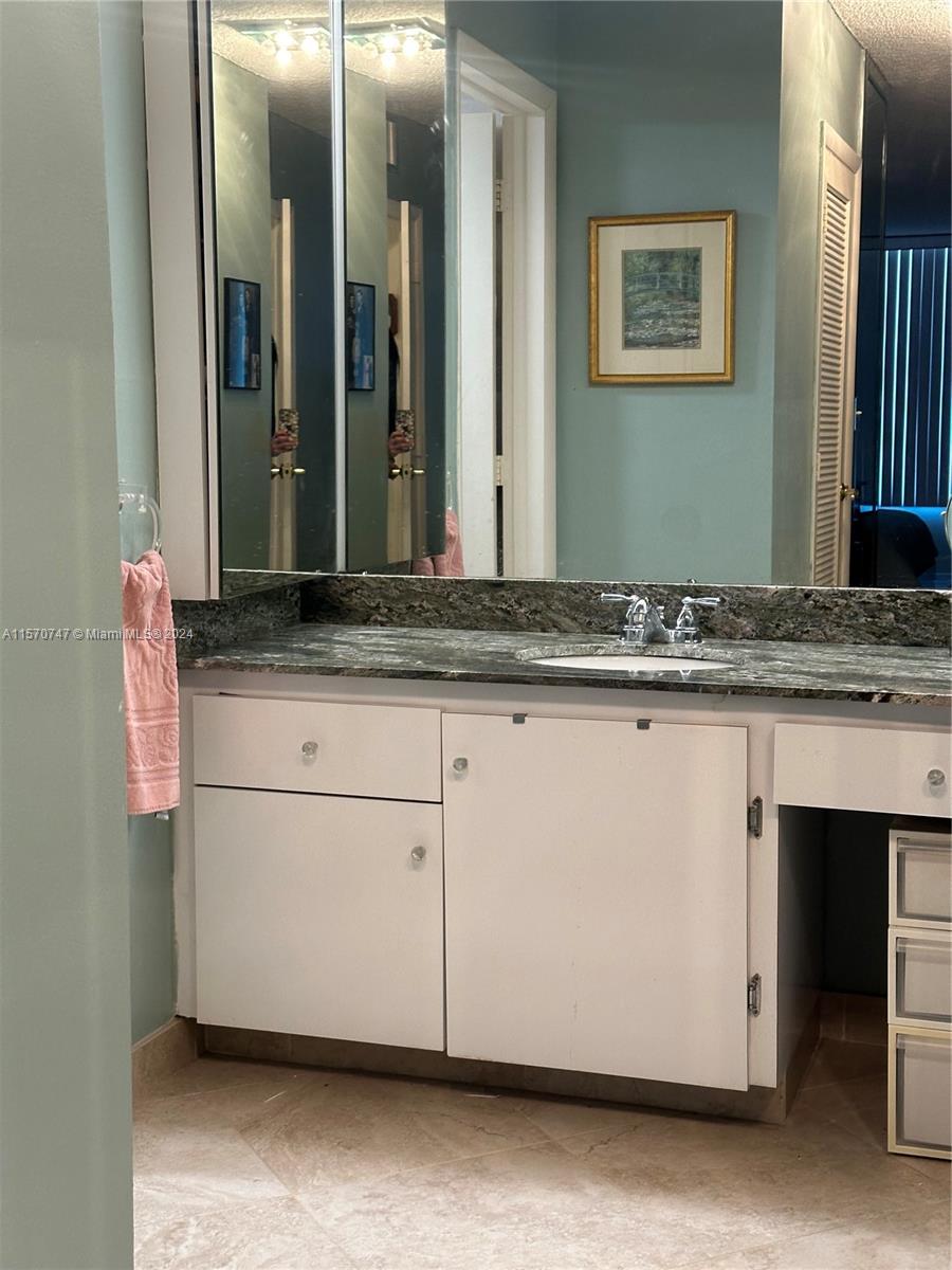 HALLMARK OF HOLLYWOOD CON - Residential