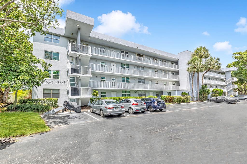 Photo of 112 Royal Park Dr #3A, Oakland Park, FL 33309 (MLS # A12061006)