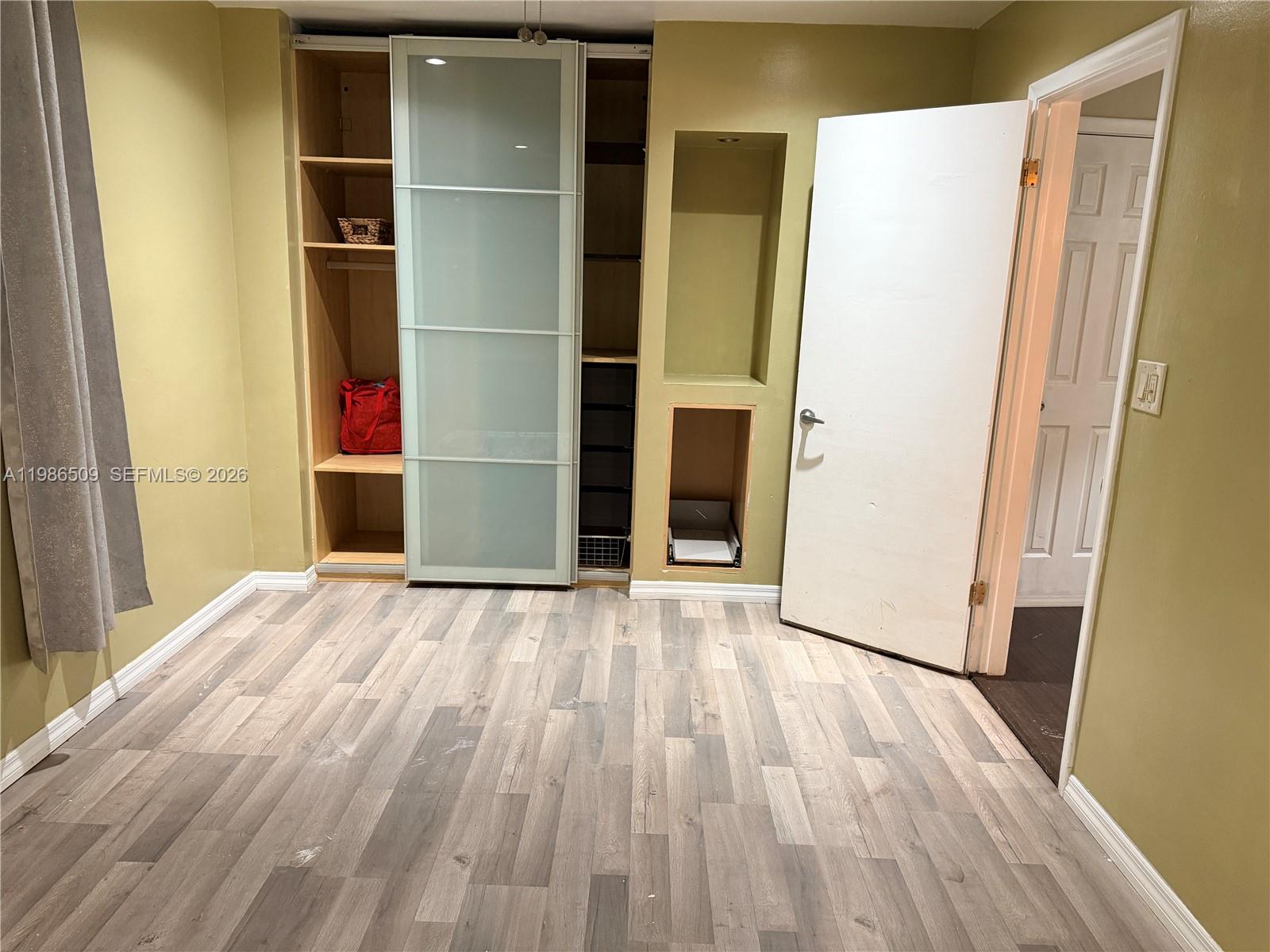 HOLLYWOOD HILLS - Residential