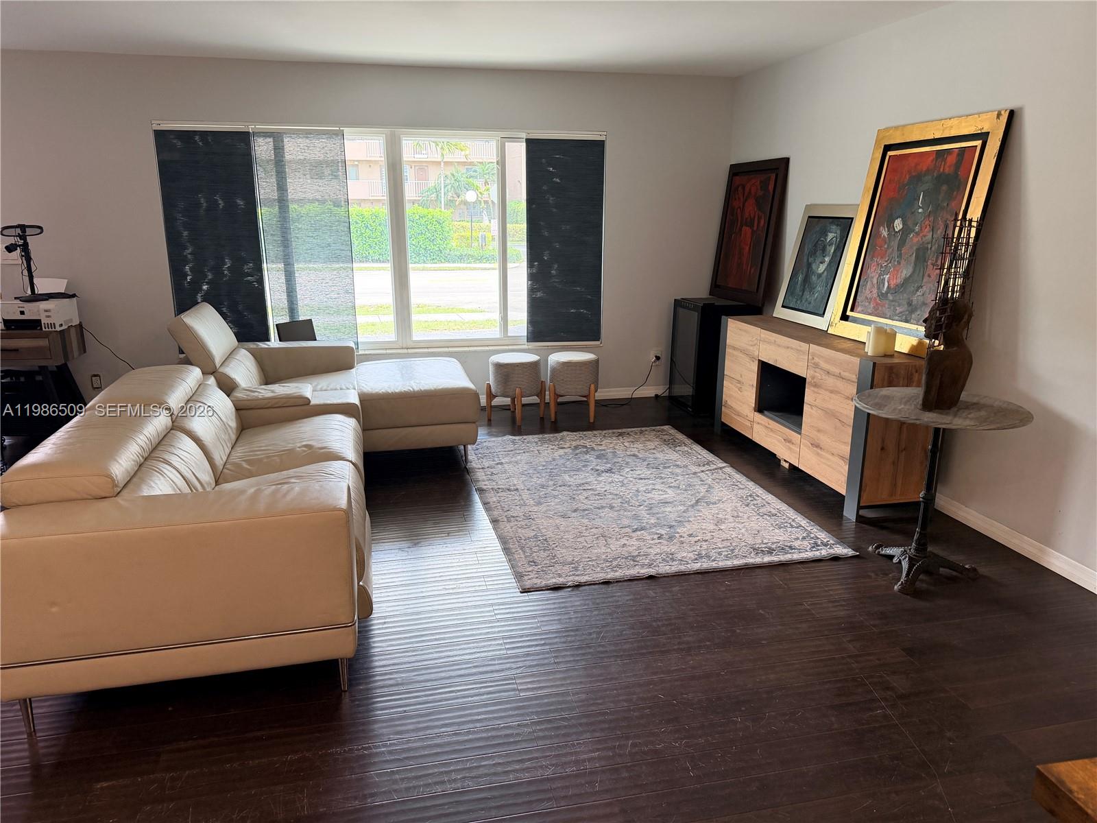 HOLLYWOOD HILLS - Residential