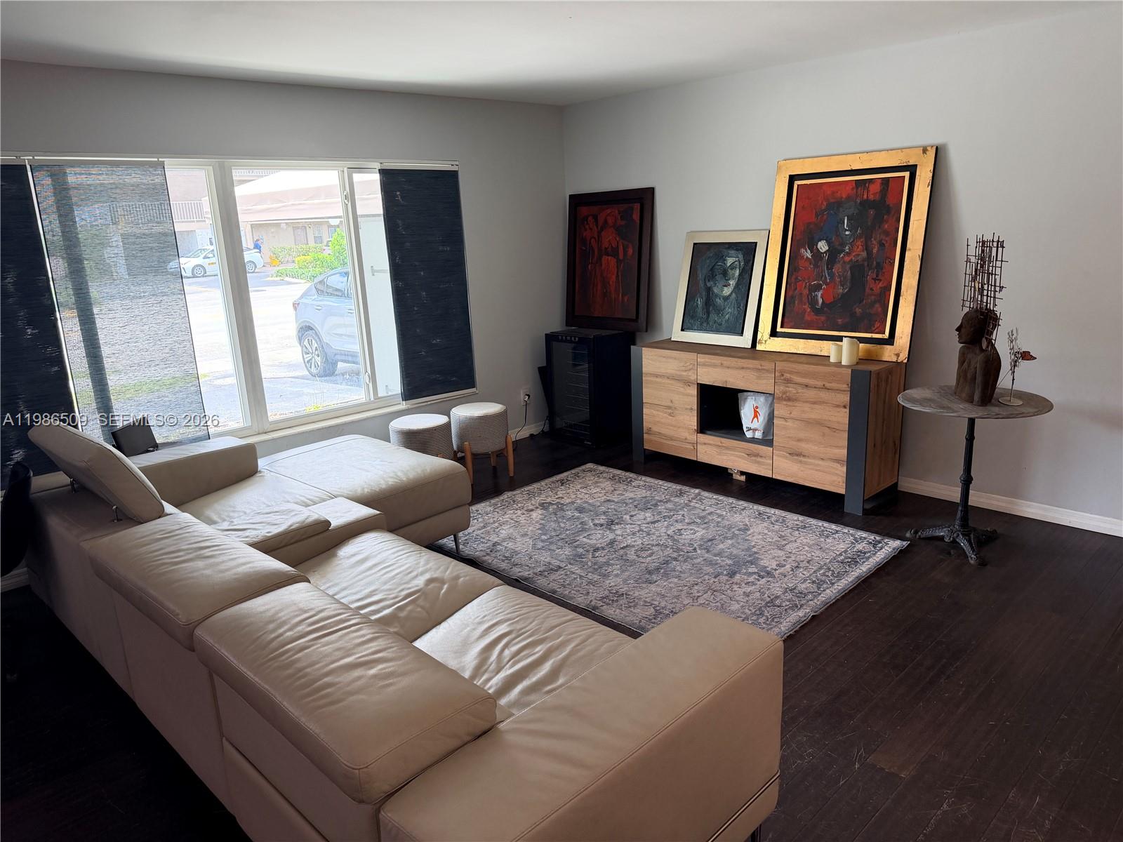 HOLLYWOOD HILLS - Residential