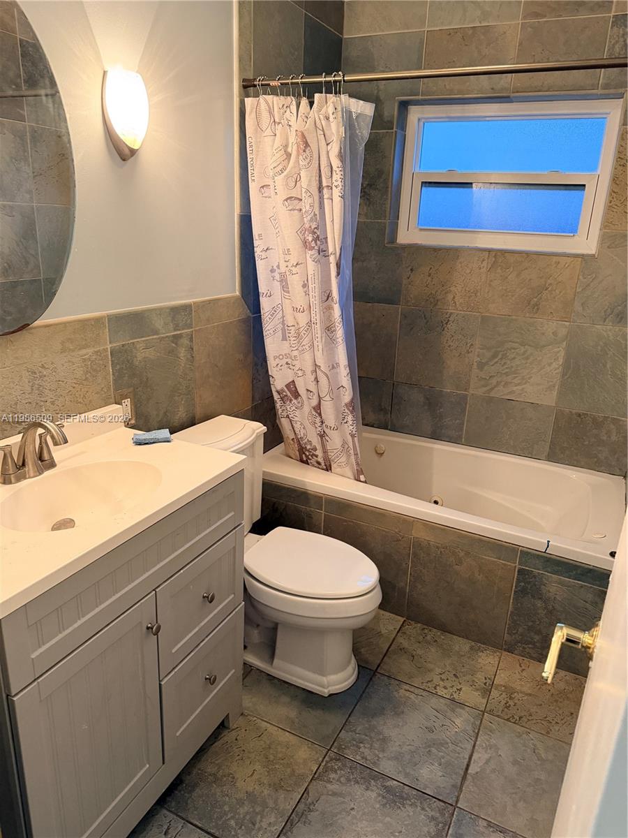 HOLLYWOOD HILLS - Residential