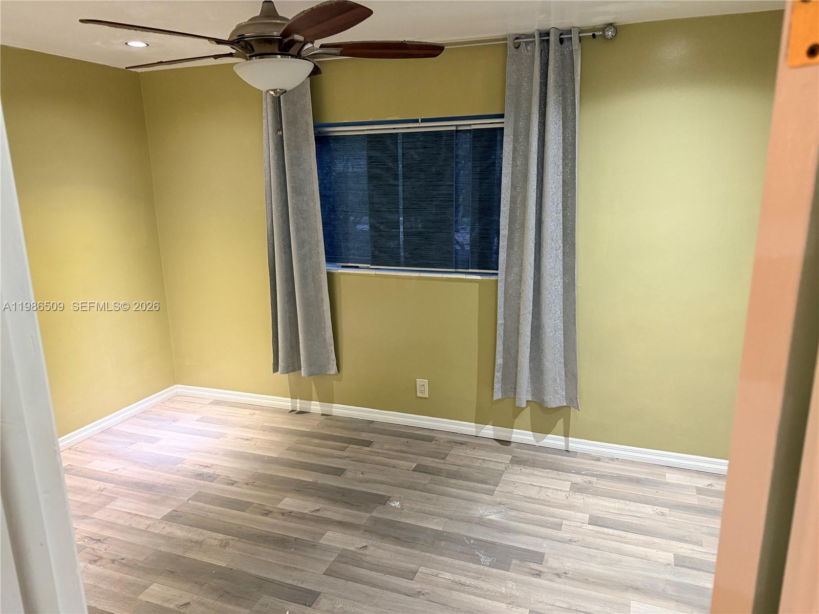 HOLLYWOOD HILLS - Residential