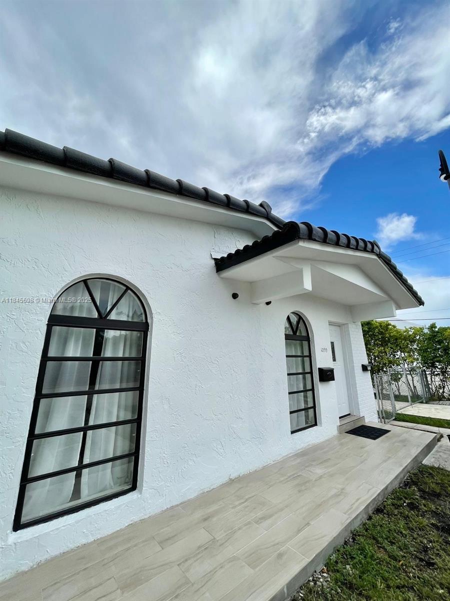 3 bed, 2 bath duplex- Availabe now!!! Brigth and spacious unit, parking. Great location near shops and schools.
MOVE IN READY!!!!