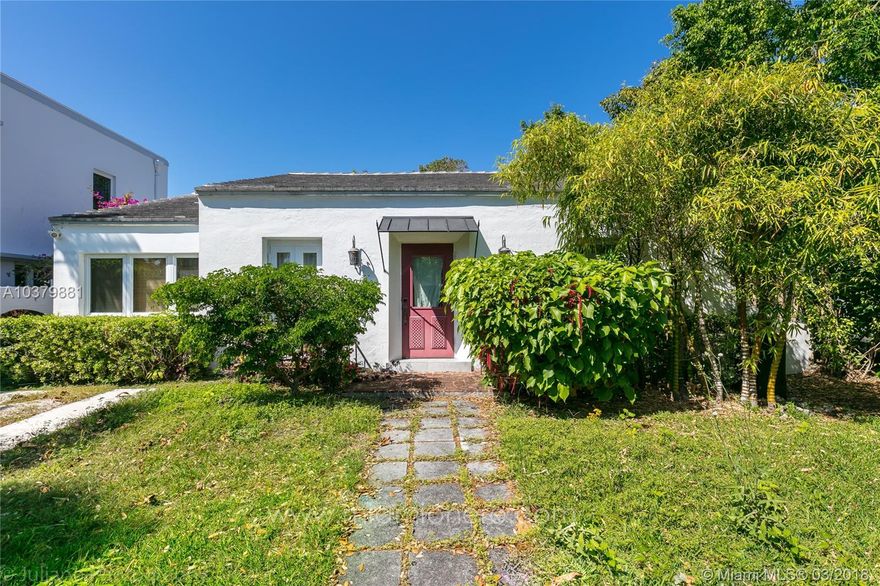 HOUSE IN MIAMI BEACH FOR RENT, great location, 3 Bedrooms and 2 Bathrooms. Cozy and charming house. Pets Welcome all sizes. Close to the beach and entertainment. The Landlord is looking for 7 months rental.
Unique opportunity.