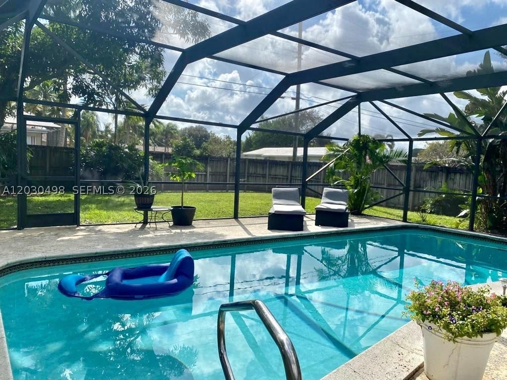 Photo of 4116 Taft St, Hollywood, FL 33021 (MLS # A12030498)
