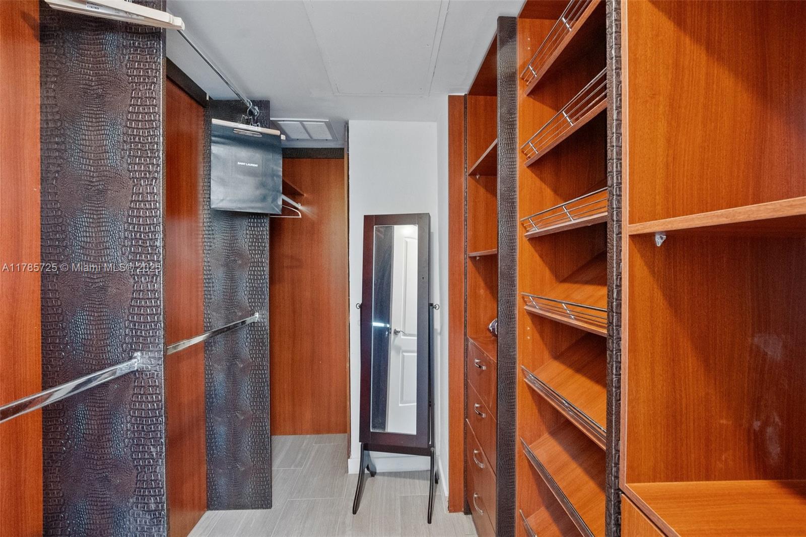 RESIDENCES ON HOLLYWOOD B - Residential