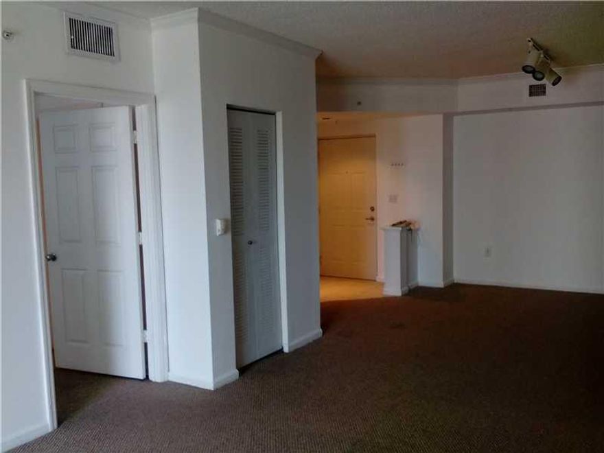 FRESH PAINT, VERY COZY UNIT, ONE BLOCK FROM THE BEACH,SHOPPINS,RESTAURANTS AND MORE, UNIT WILL BE RENTED AS IS, READY TO MOVE IN,WASHER AND DRYER INSIDE THE UNIT.