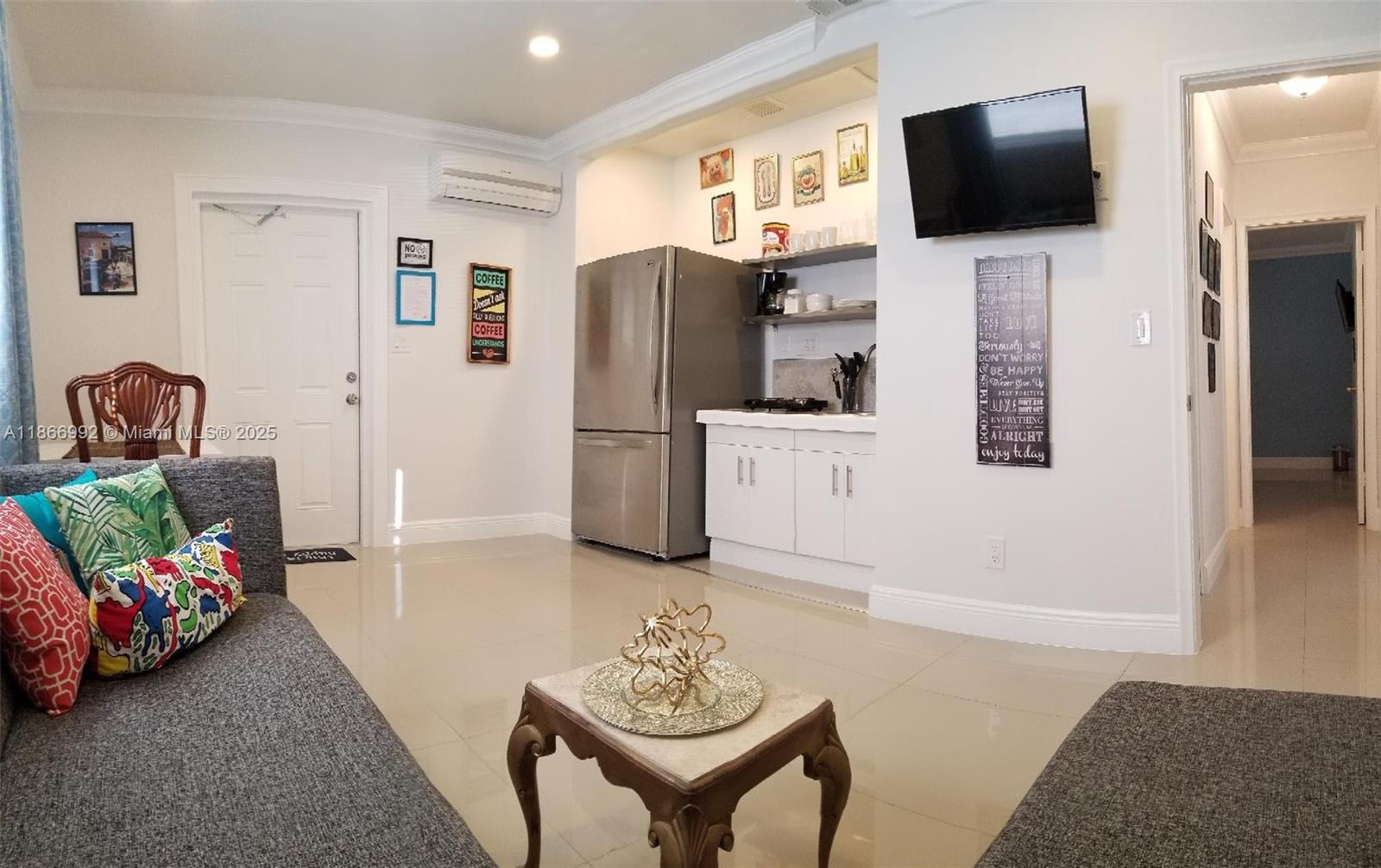 Beautiful and cozy apartment with a private entrance. Located in a prime Hollywood Hills neighborhood. Close to banks, supermarkets, Walmart, Publix, Memorial Hospital, and between I-95 and the Turnpike. All utilities, water, electricity, and Wi-Fi are included for a small additional fee of $200. Parking for 2 cars.