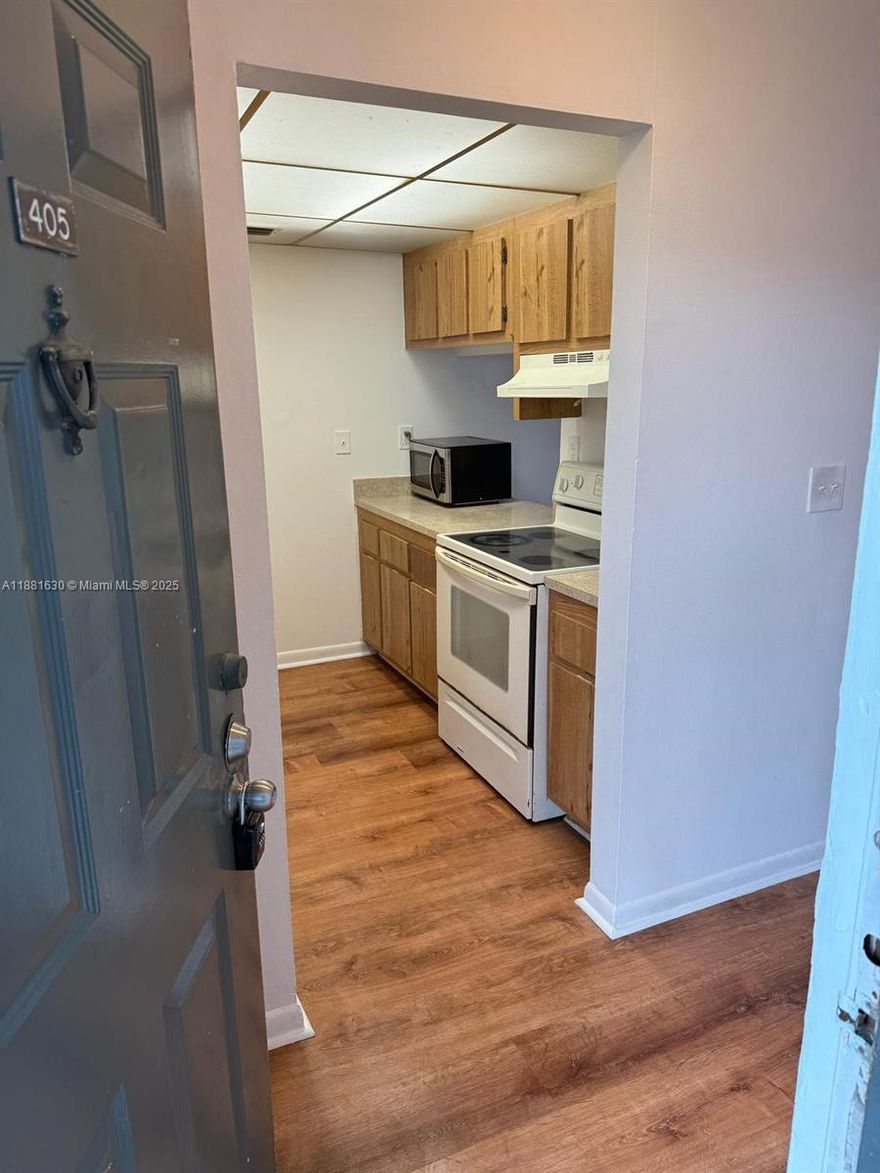 Beautiful 2 bedrooms apartment at Presidential Golfview! All new high traffic laminate floors, freshly painted,
updated bathroom!!