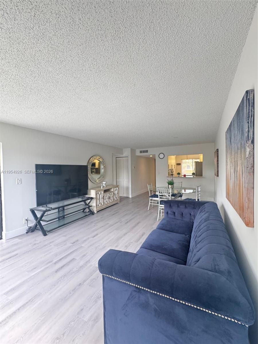 RACQUET CLUB VILLAGE APAR - Residential