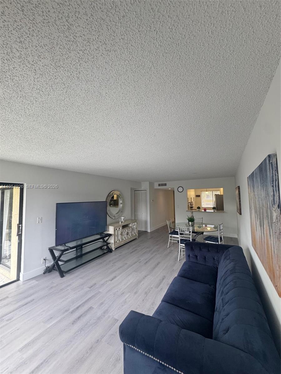 RACQUET CLUB VILLAGE APAR - Residential