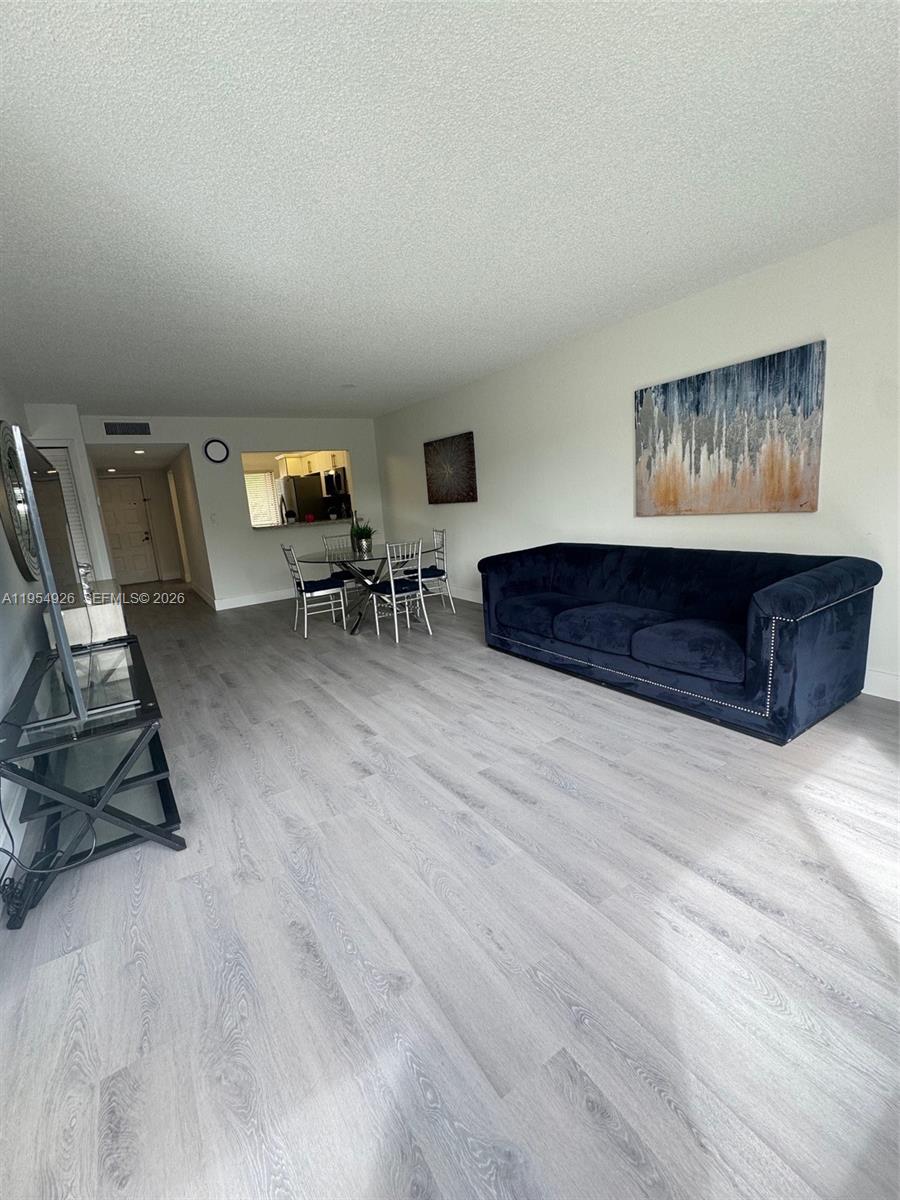 RACQUET CLUB VILLAGE APAR - Residential