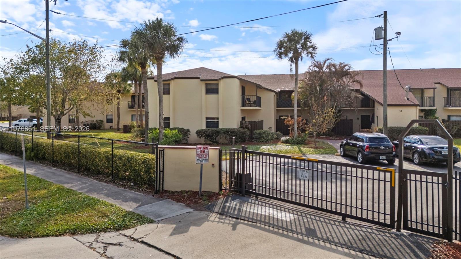 ISLAND HOUSE CONDOMINIUM - Residential