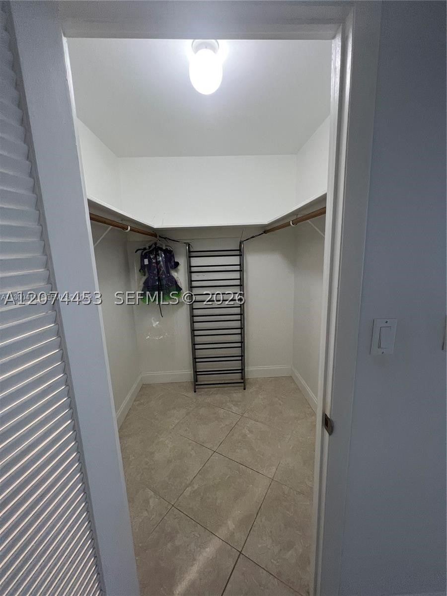 6039 Collins Ave 423