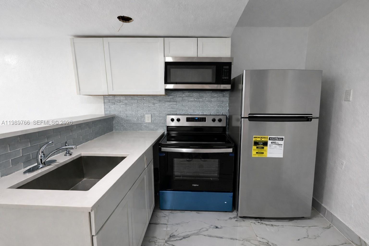 HOLLYWOOD HILLS - Residential Lease