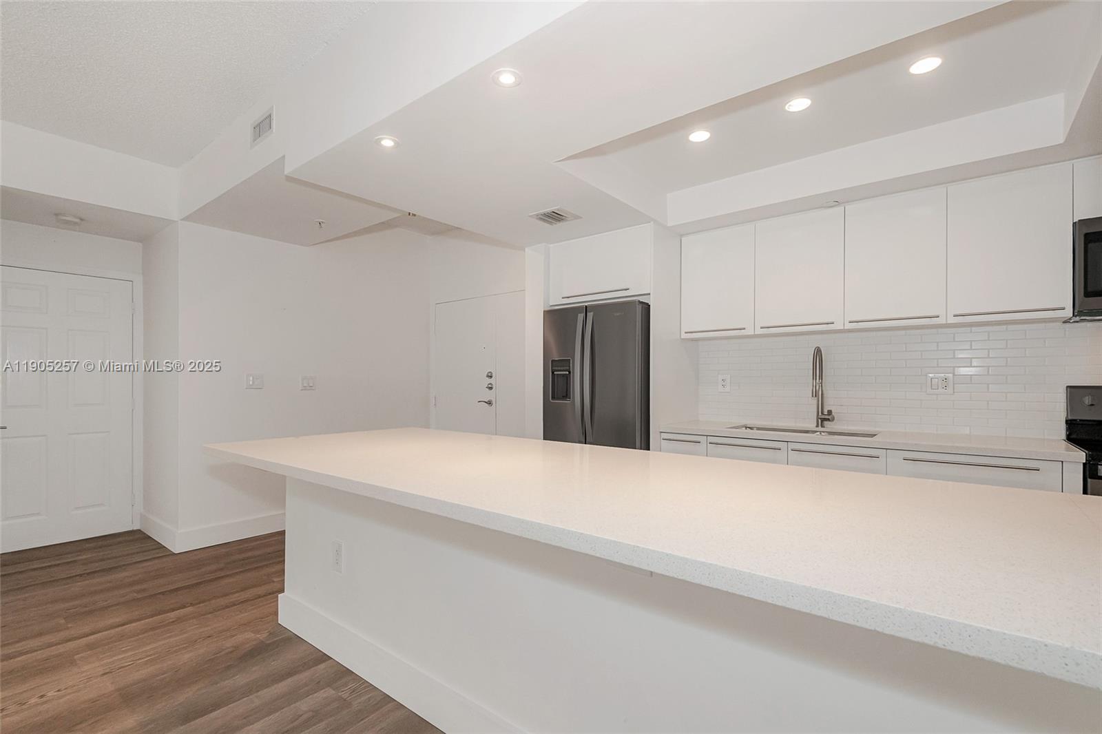 DORAL HOUSE CONDO NO 3 - Residential