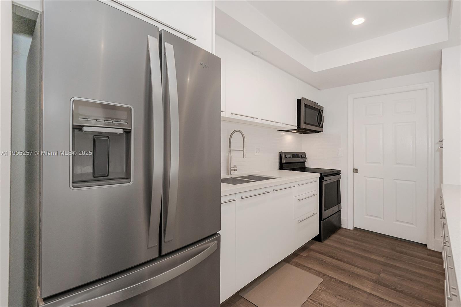 DORAL HOUSE CONDO NO 3 - Residential