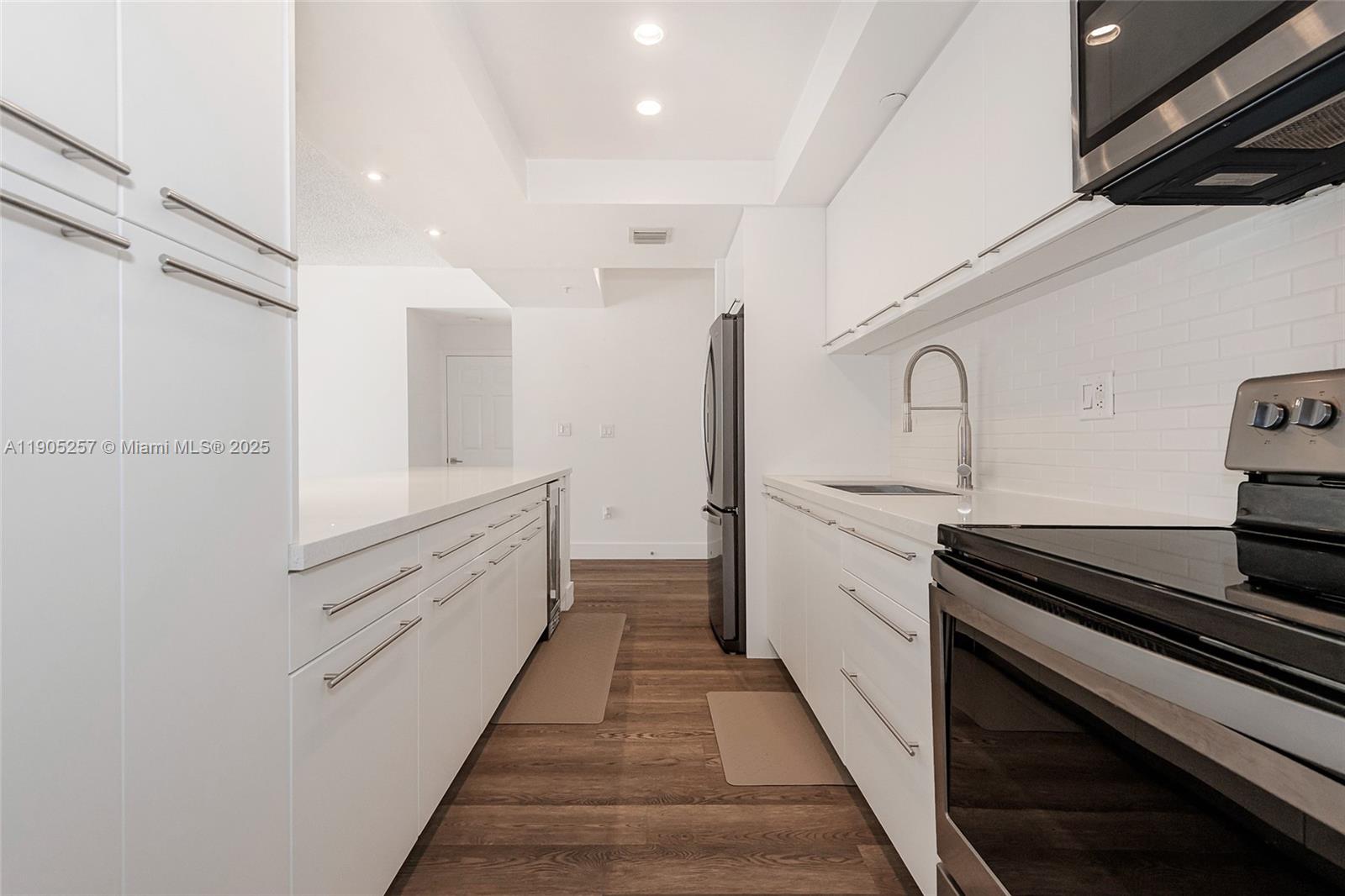 DORAL HOUSE CONDO NO 3 - Residential