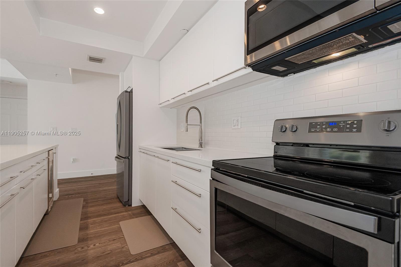 DORAL HOUSE CONDO NO 3 - Residential