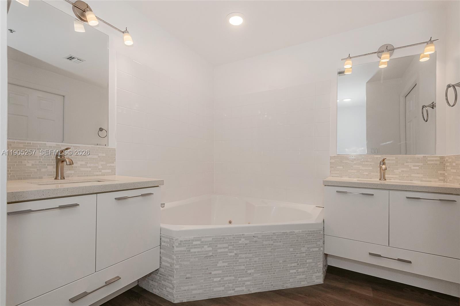 DORAL HOUSE CONDO NO 3 - Residential