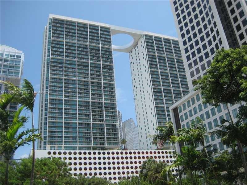LIVE in this beautiful 1/1 with a den... Wood like tile throughout the open floor plan with access to the large balcony from the living area and the bedroom... dual sinks in bathroom, separate tub and shower, large walk in closet... washer and dryer in unit... Enjoy resort style amenities which include two infinity edge pools on the 42nd floor and the 11th floor, club room, billiards room, spa & fitness center and theatre! Cable and internet included in HOA. Conveniently located across from Brickell City Center, Mary Brickell Village, close walking distance to Whole Foods and Publix... 24-hr guest valet. Tenant occupied until May 31, 2024.