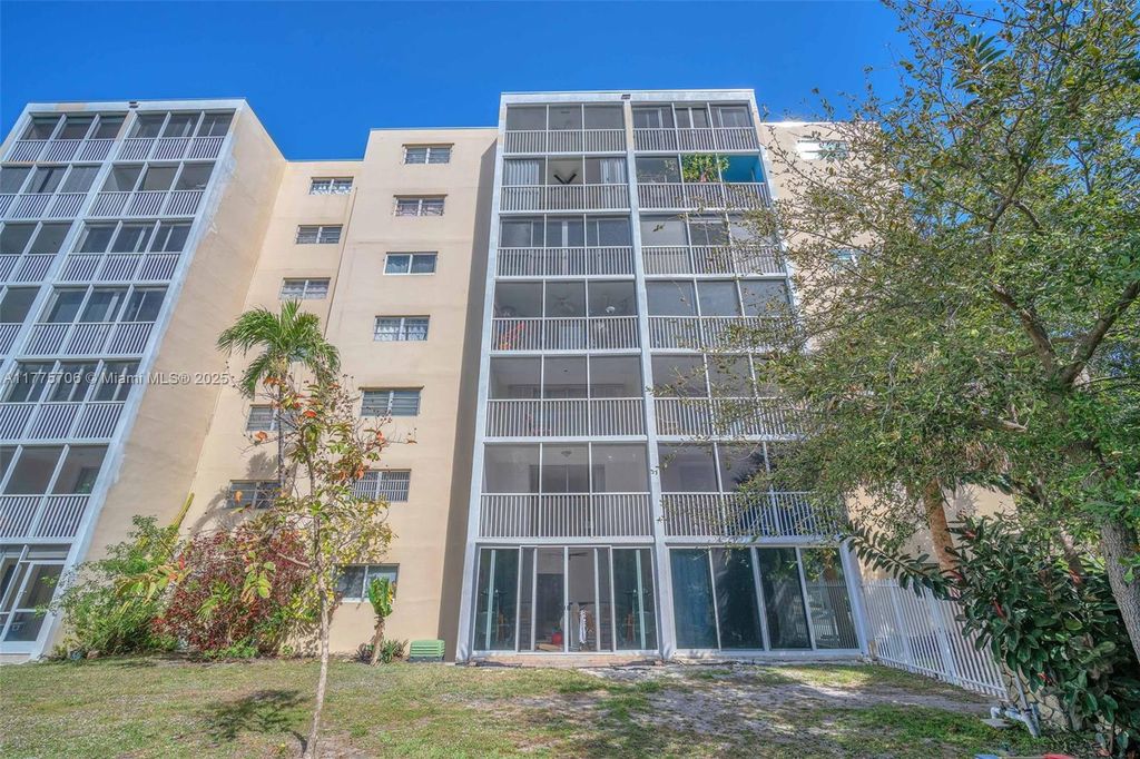 Photo of 319 NE 14th Ave #202, Hallandale Beach, FL 33009 (MLS # A11775706)