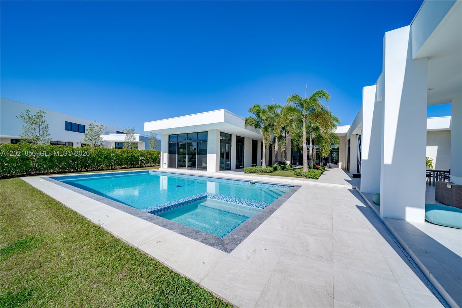 WESTON ESTATES. BOTANIKO - Residential