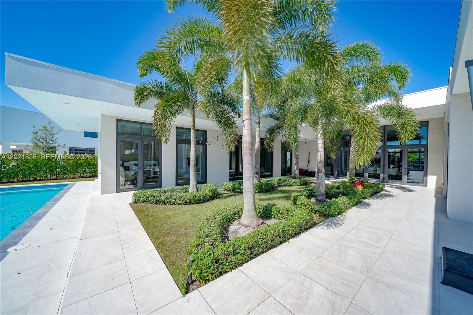 WESTON ESTATES. BOTANIKO - Residential
