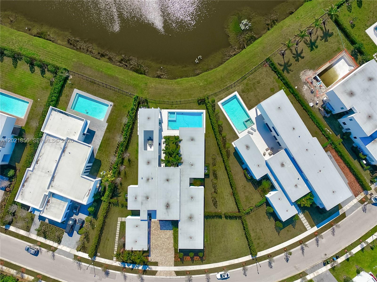 WESTON ESTATES. BOTANIKO - Residential