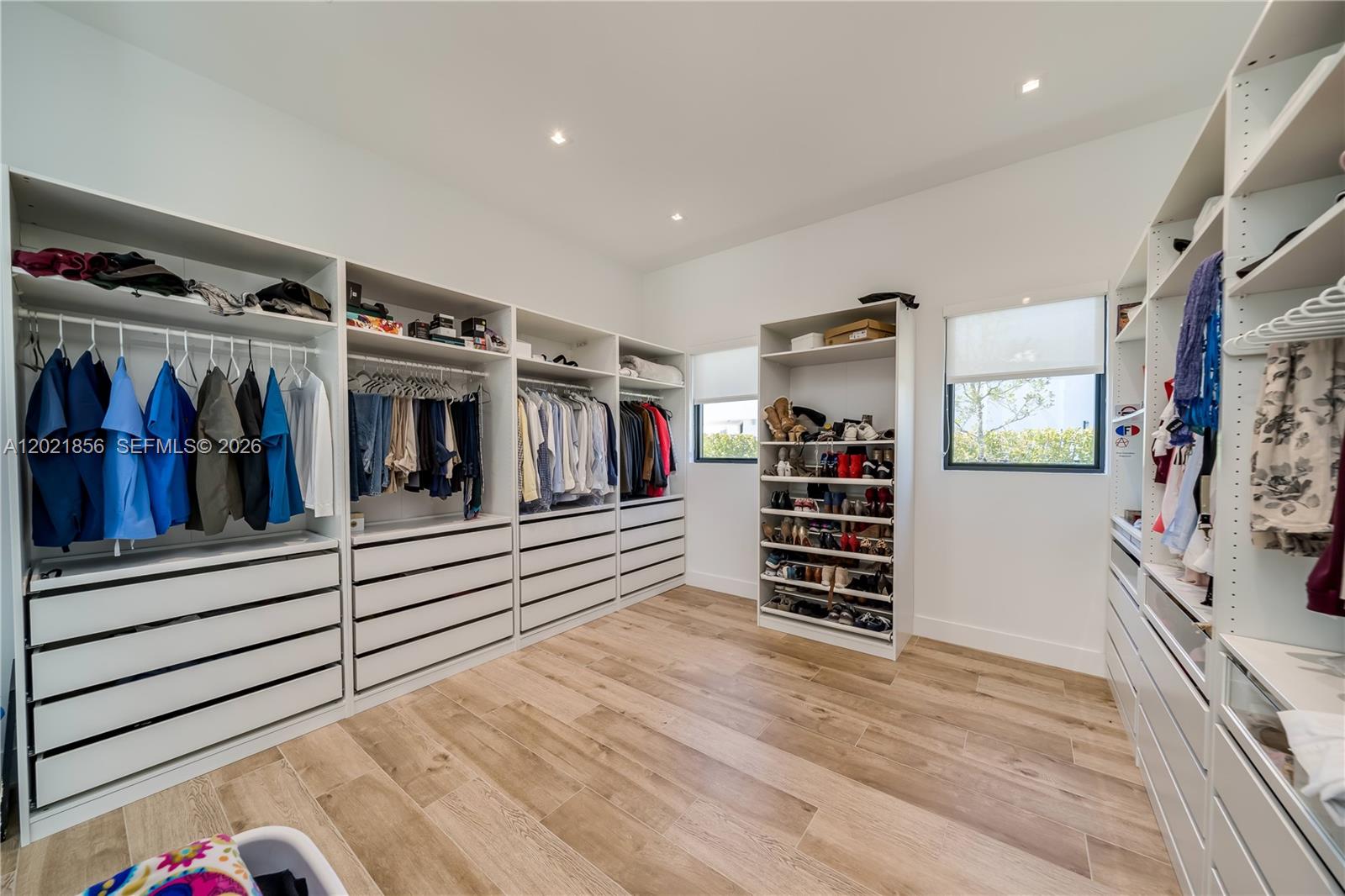 WESTON ESTATES. BOTANIKO - Residential