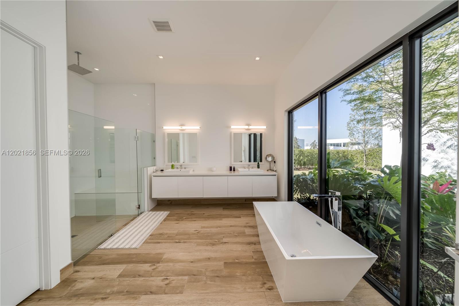 WESTON ESTATES. BOTANIKO - Residential