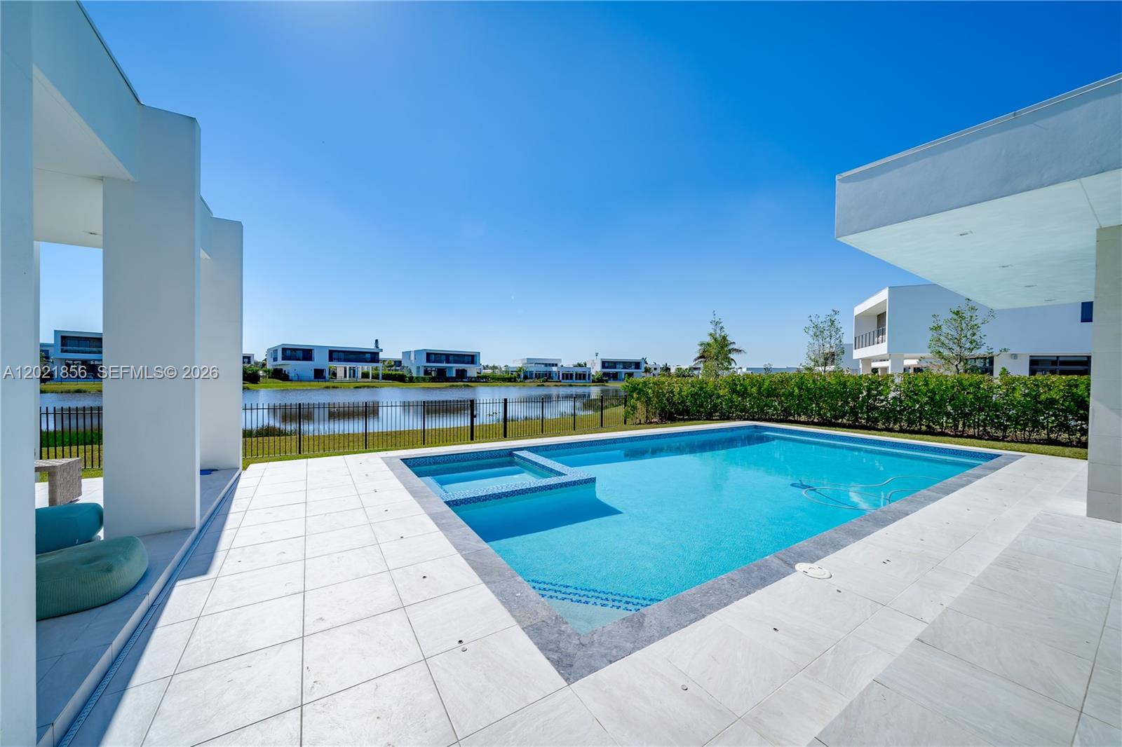 WESTON ESTATES. BOTANIKO - Residential