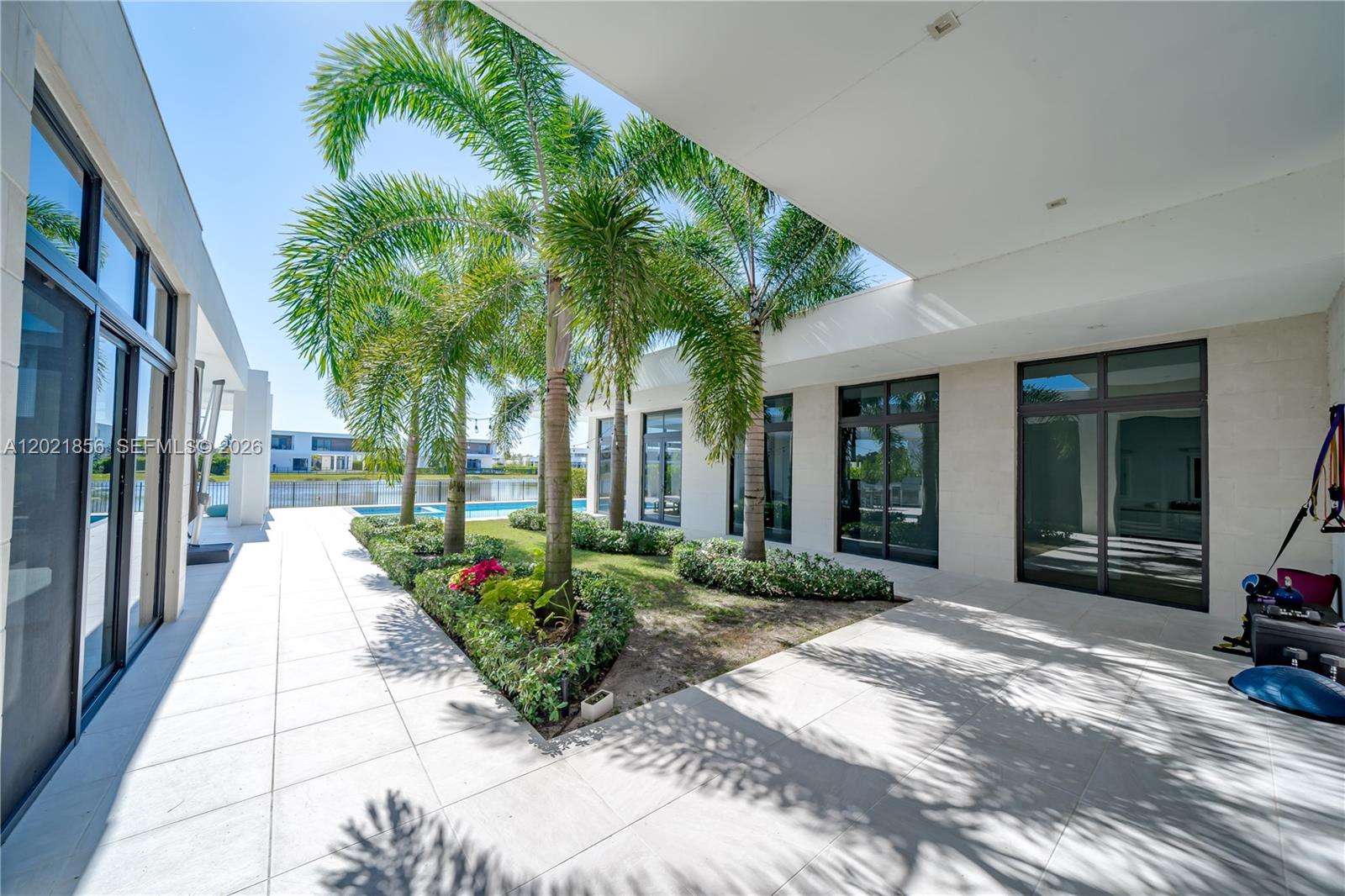 WESTON ESTATES. BOTANIKO - Residential