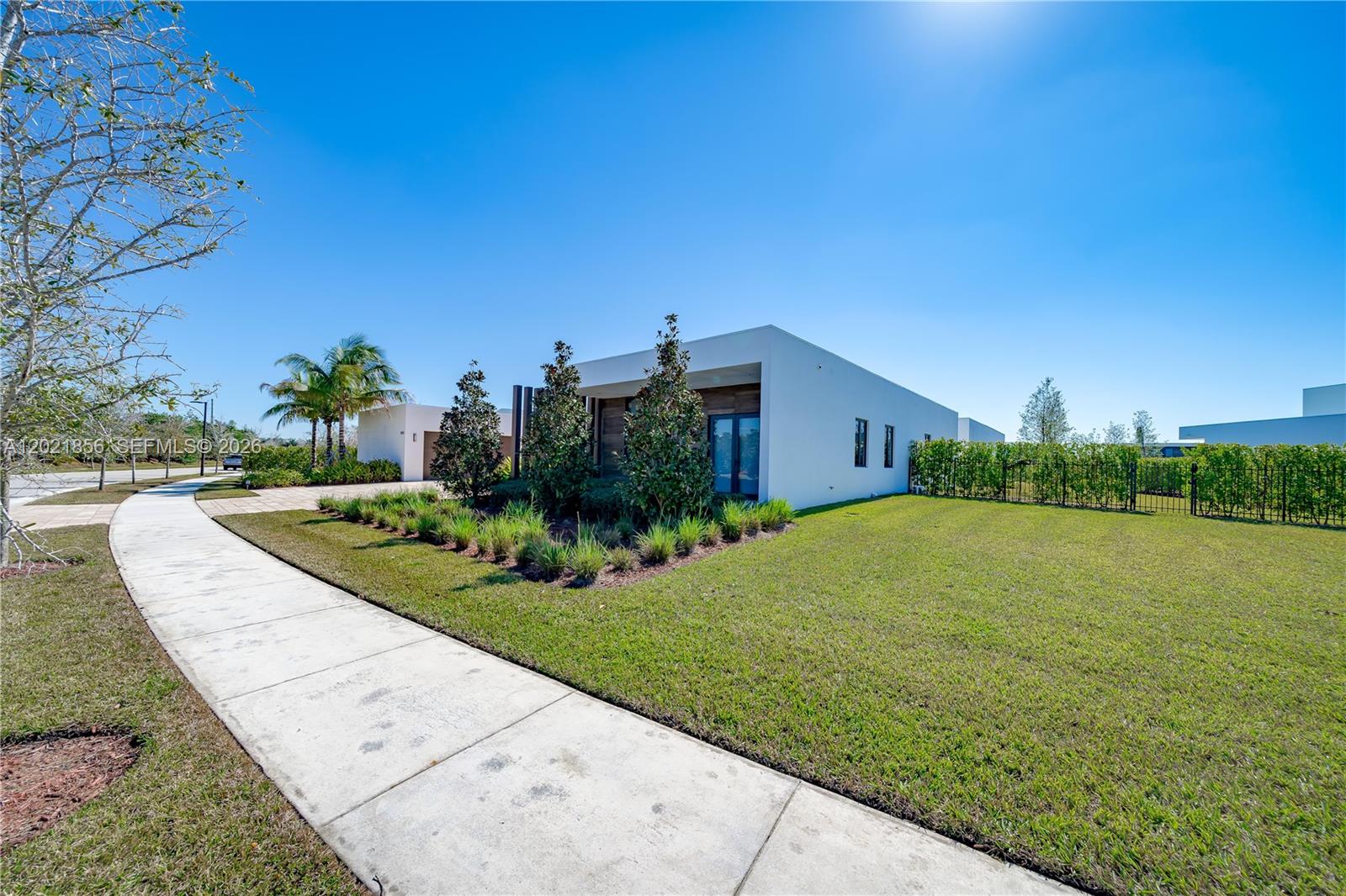 WESTON ESTATES. BOTANIKO - Residential