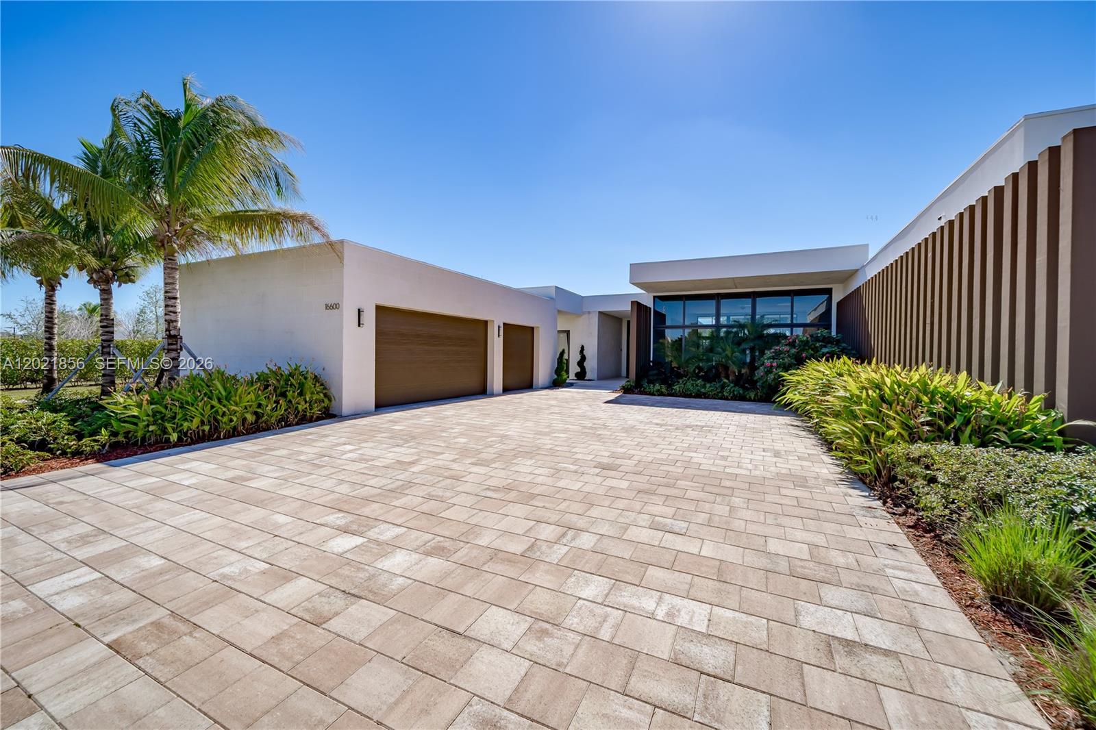 WESTON ESTATES. BOTANIKO - Residential
