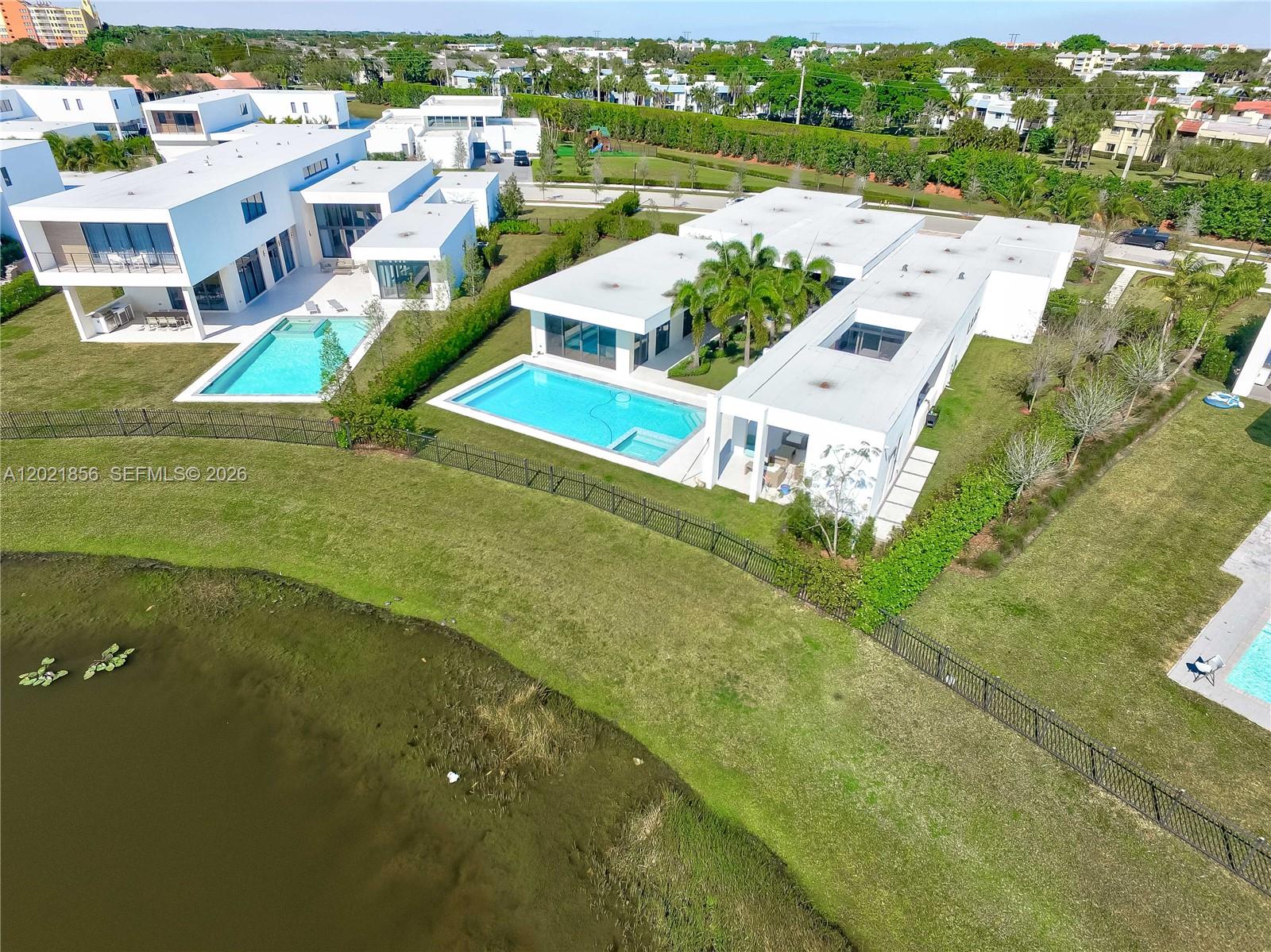 WESTON ESTATES. BOTANIKO - Residential