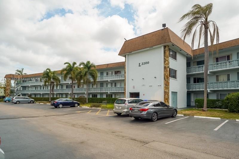 WELL KEPT 1/1,5 UNIT READY TO MOVE-IN. UPDATED KITCHEN WITH STAINLESS STEEL APPLIANCES AND GRANITE COUNTERTOP. UNIT IS FRESHLY PAINTED. PLENTY OF STORAGE IN THE UNIT. ENJOY THE BEAUTIFUL GARDEN VIEW FROM THE SCREEN BALCONY. ASSOCIATION REQUIRES MINIMUM CREDIT SCORE 690 AND INCOME EQUIVALENT 3 TIMES THE RENT. UTILITIES NOT INCLUDED. NO PETS.