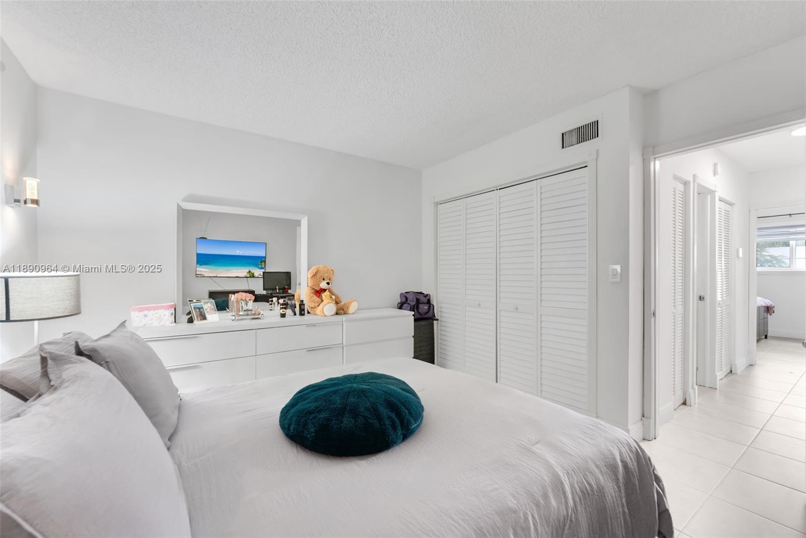 CORNERS KENDALL LAKES - Residential