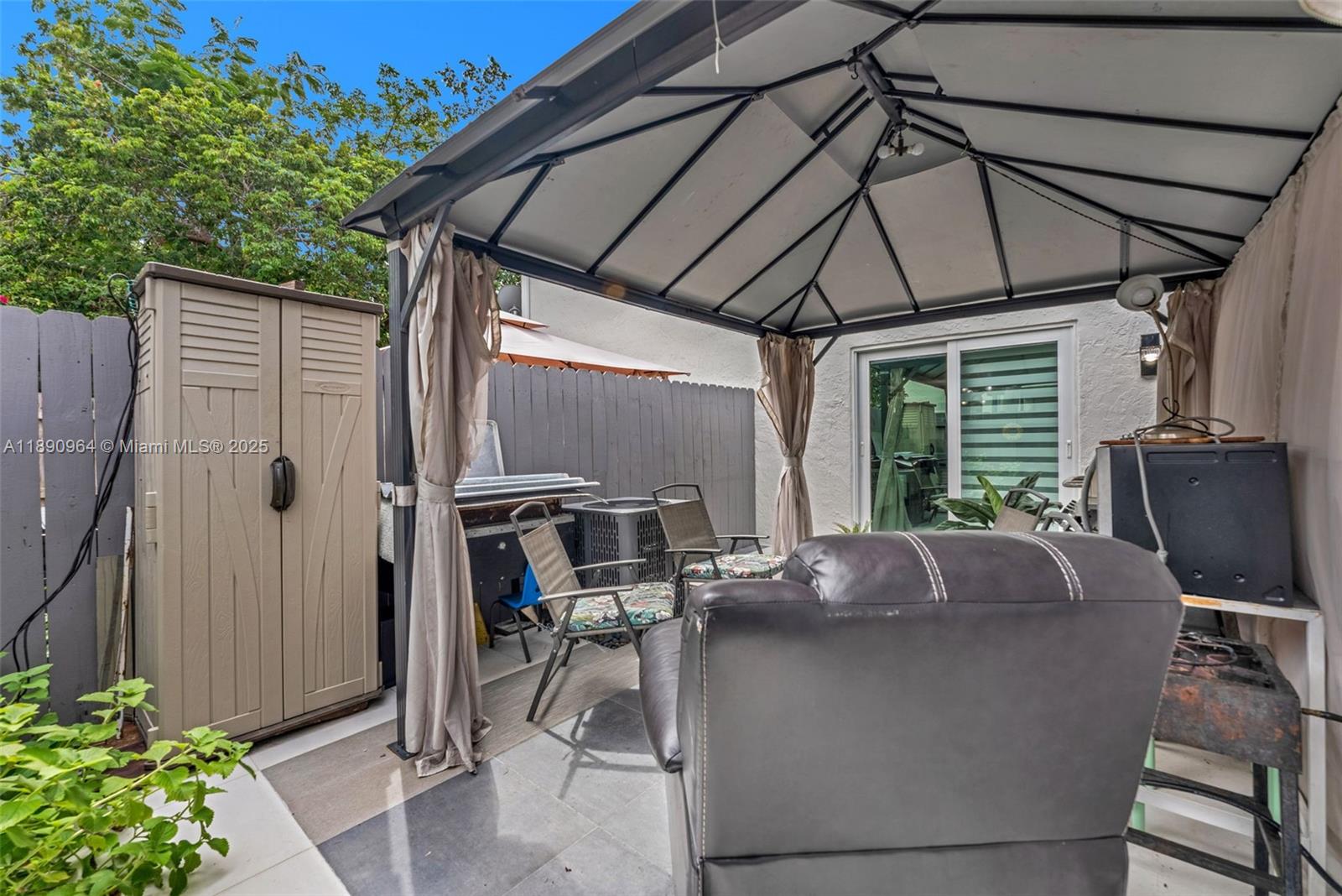 CORNERS KENDALL LAKES - Residential