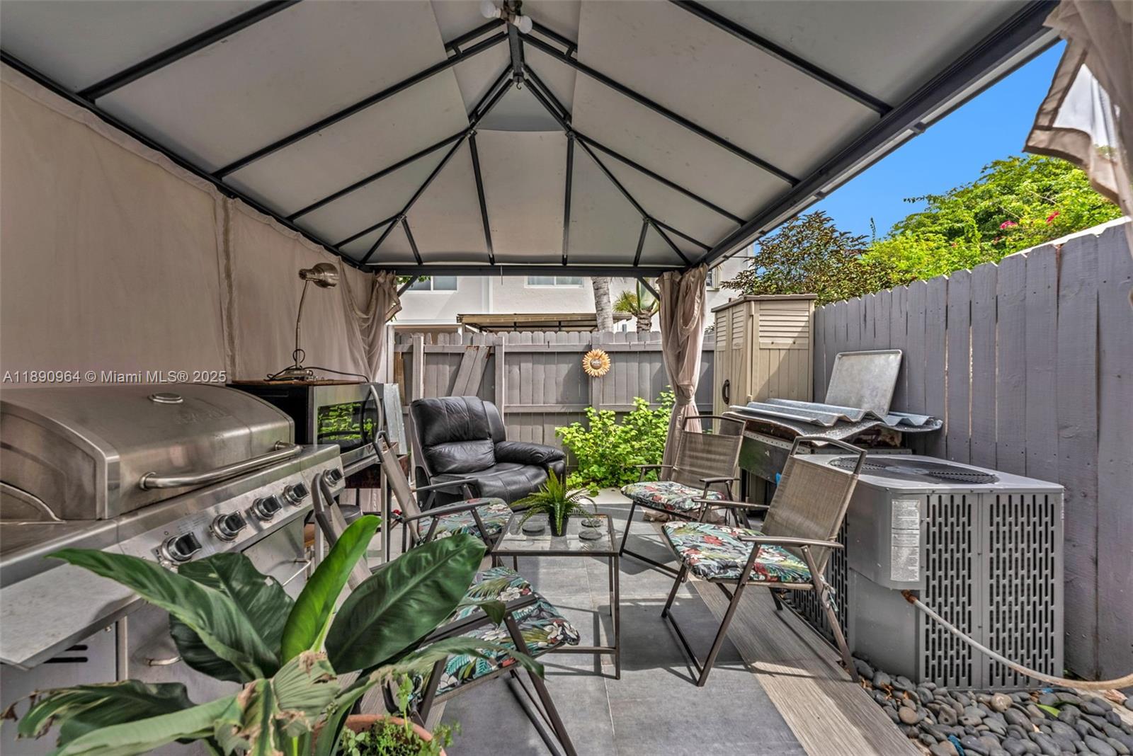 CORNERS KENDALL LAKES - Residential