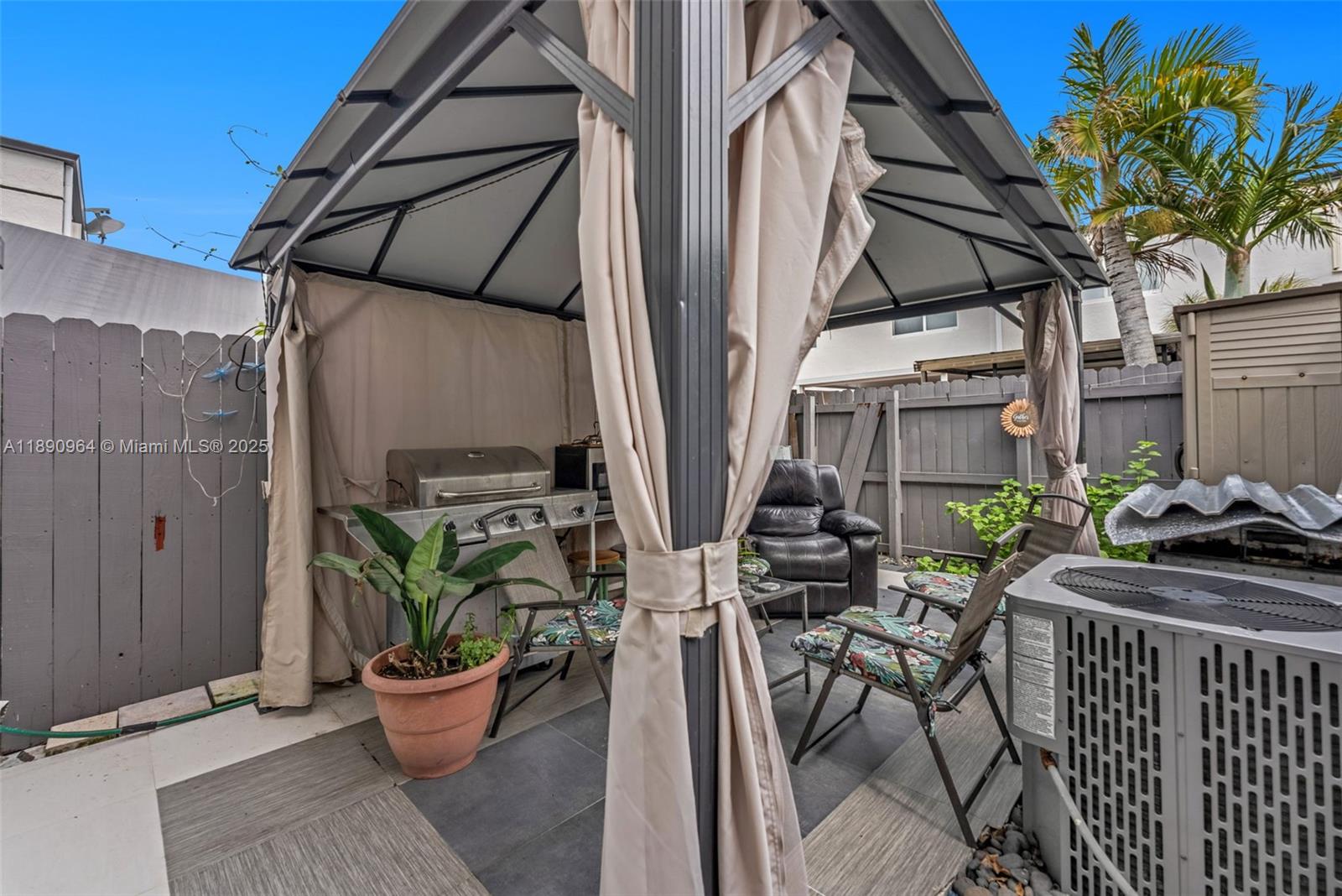 CORNERS KENDALL LAKES - Residential