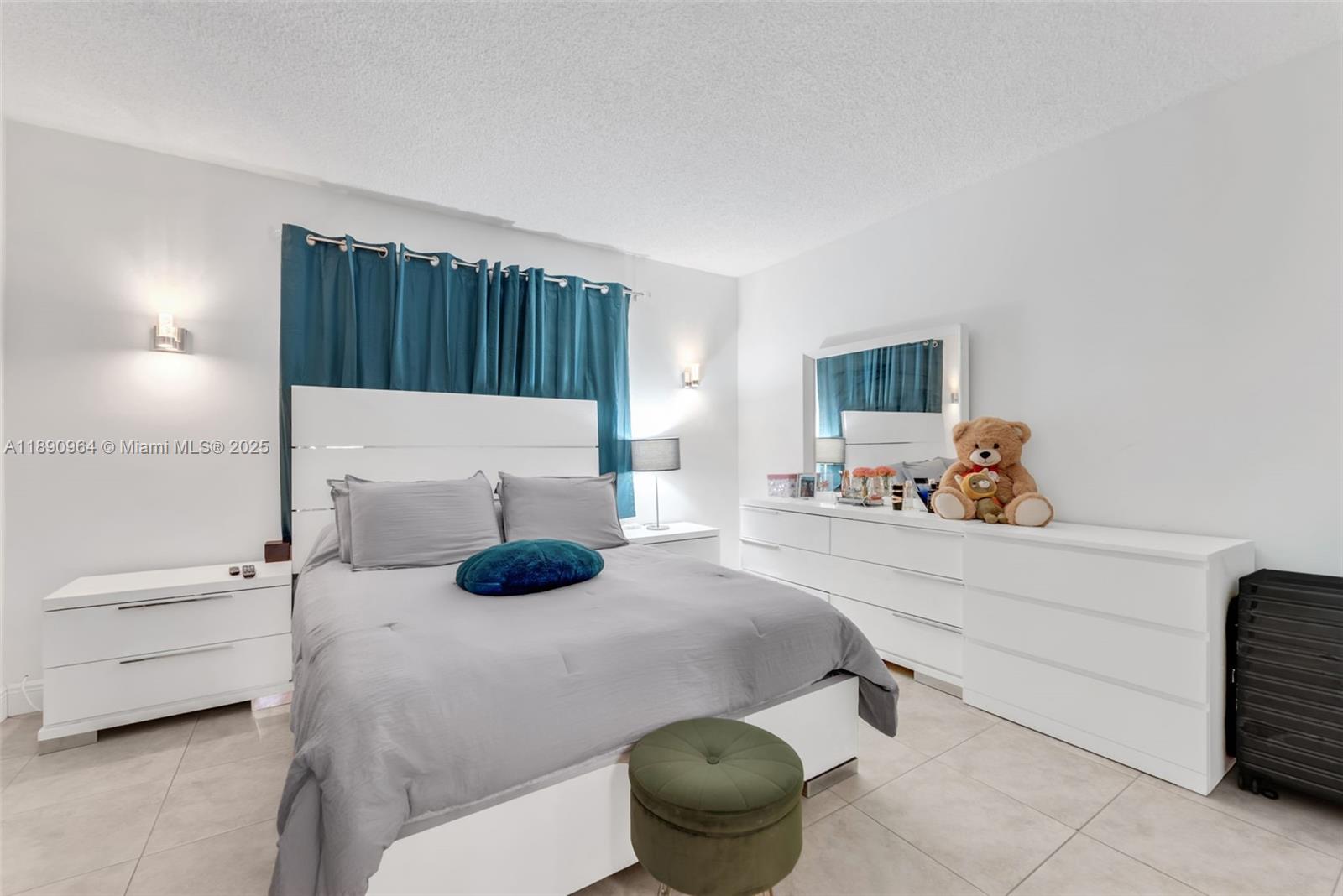 CORNERS KENDALL LAKES - Residential