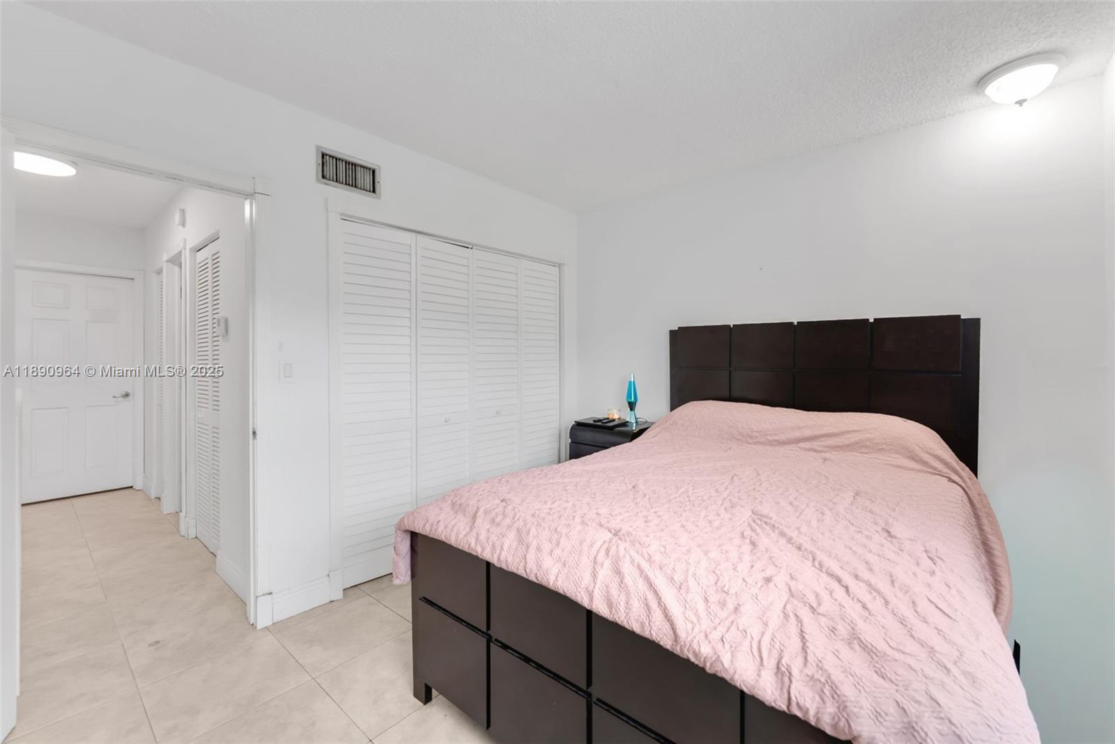 CORNERS KENDALL LAKES - Residential