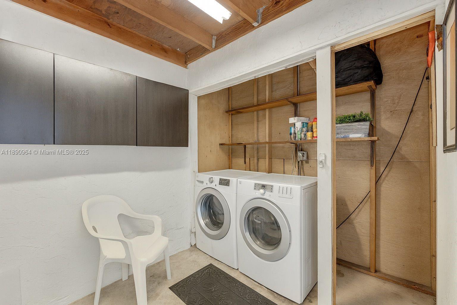 CORNERS KENDALL LAKES - Residential