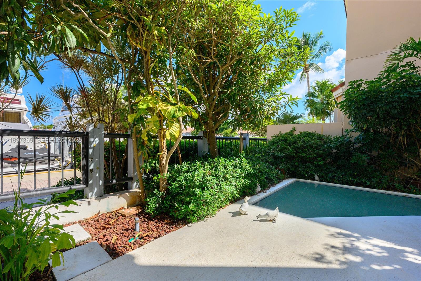 ISLAND WAY - Residential