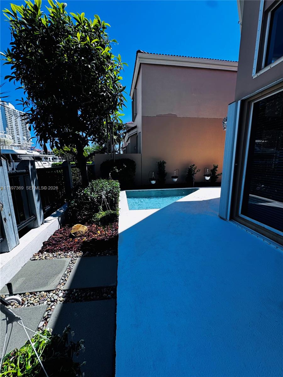 ISLAND WAY - Residential